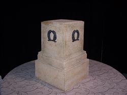 Pedestal Queen Anne w/Boxwood